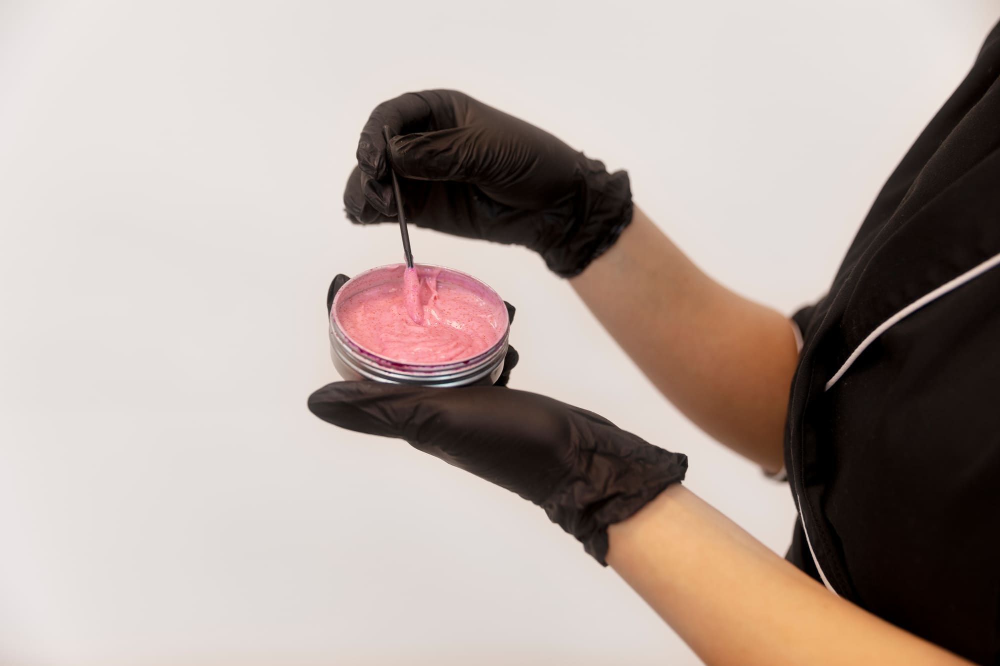 Zuckerpaste in einer Dose wird mit dem Spatel aufgenommen