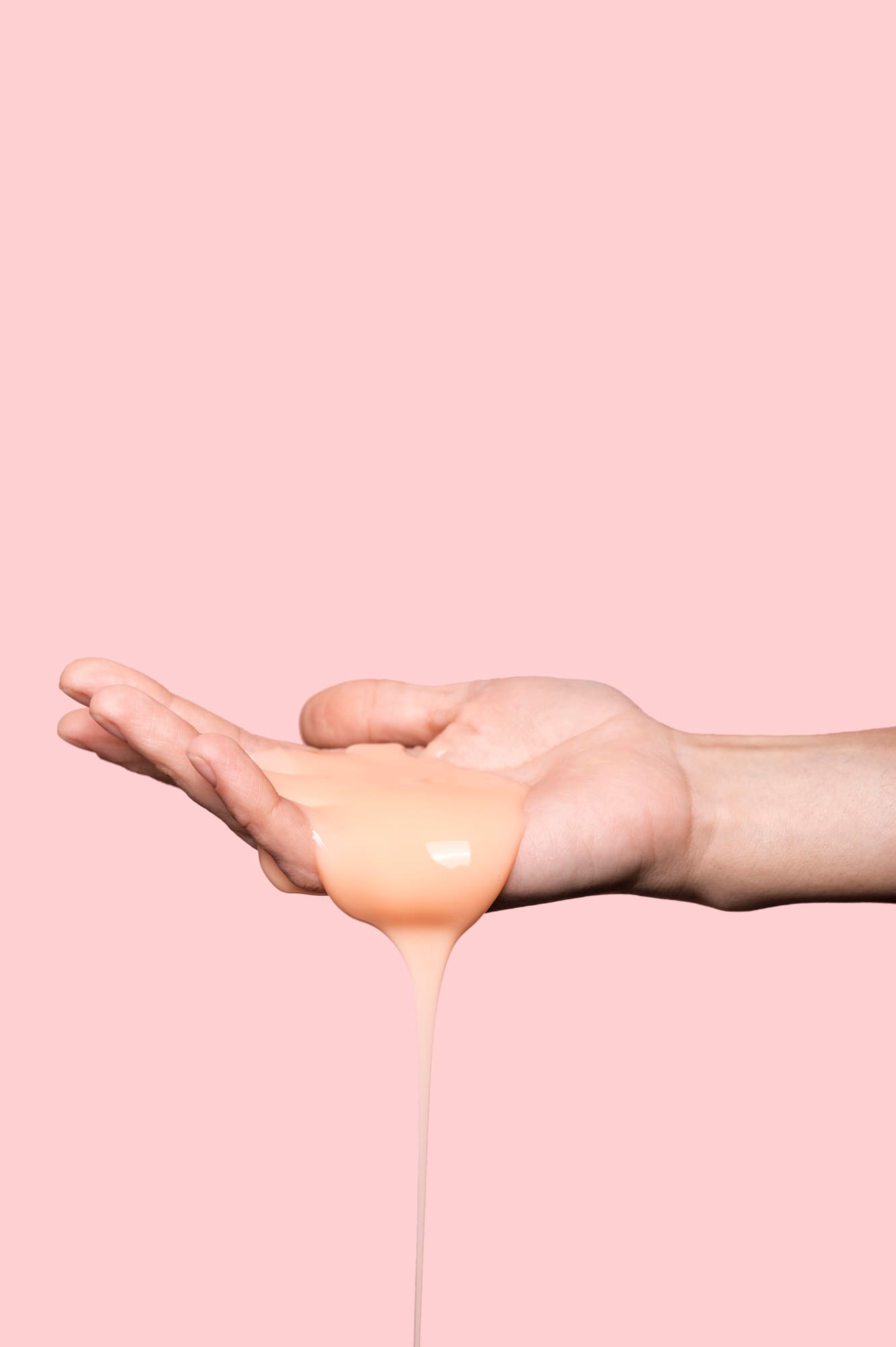 Pflegeöl in der Handfläche, Aftercare für die Haut nach dem Waxing