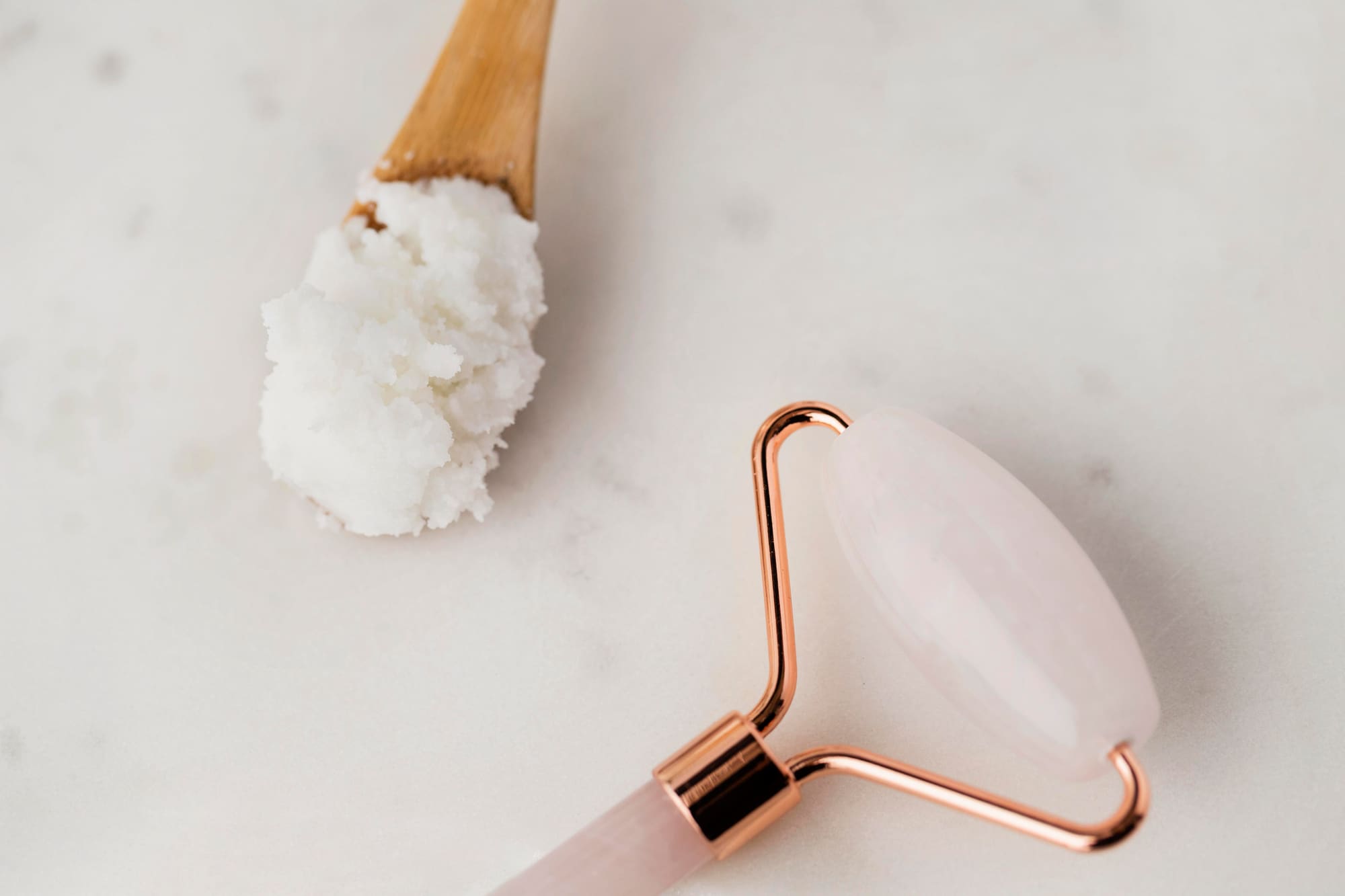 Peeling und Rosenquarz-Roller, Vorbereitung der Haut vor dem Waxing