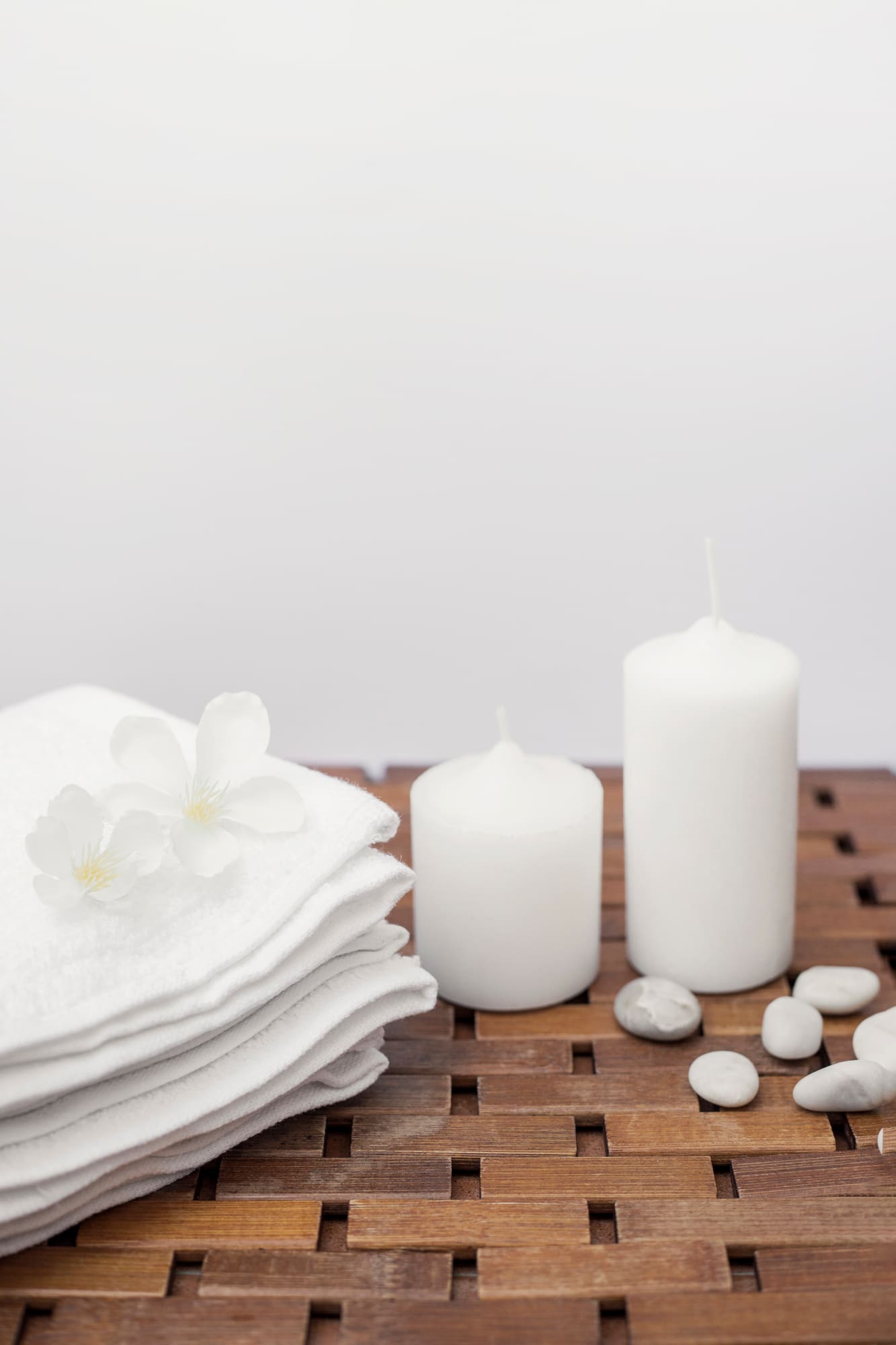 Frische Handtücher, Kerzen und Blüten: ruhiges Spa-Ambiente