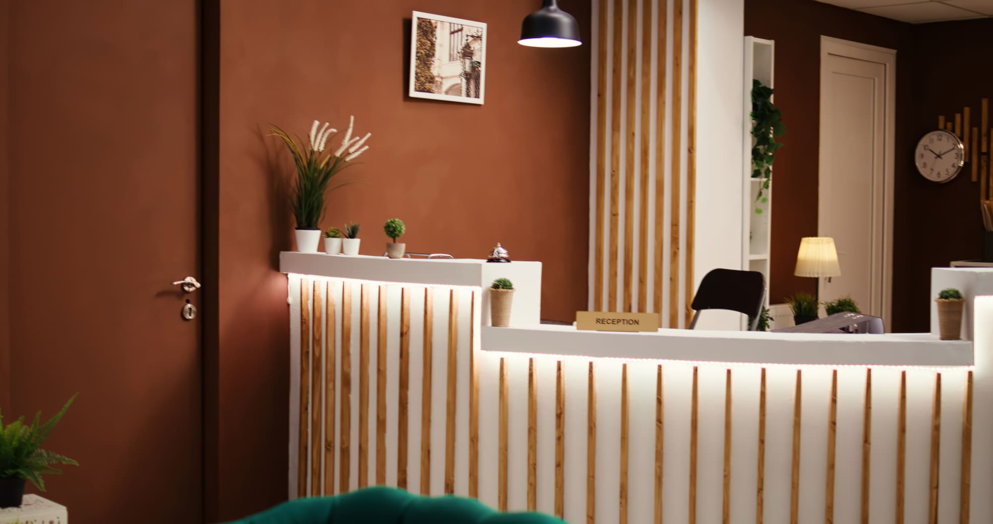 Empfangsbereich eines Beautystudios in warmen Farben