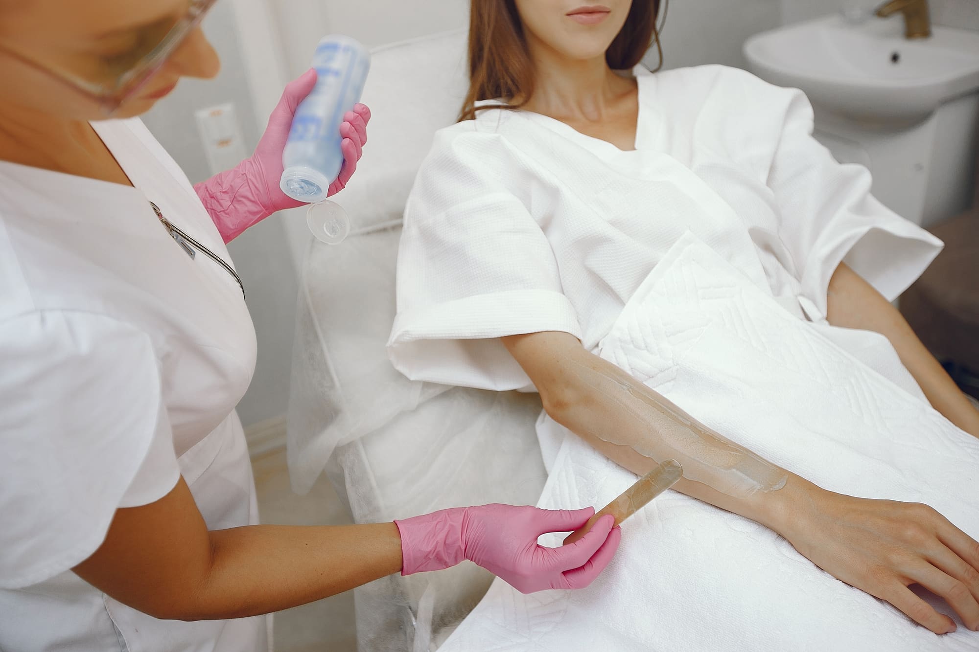 Behandlung mit Handschuhen und Spatel, die Haut wird vorbereitet