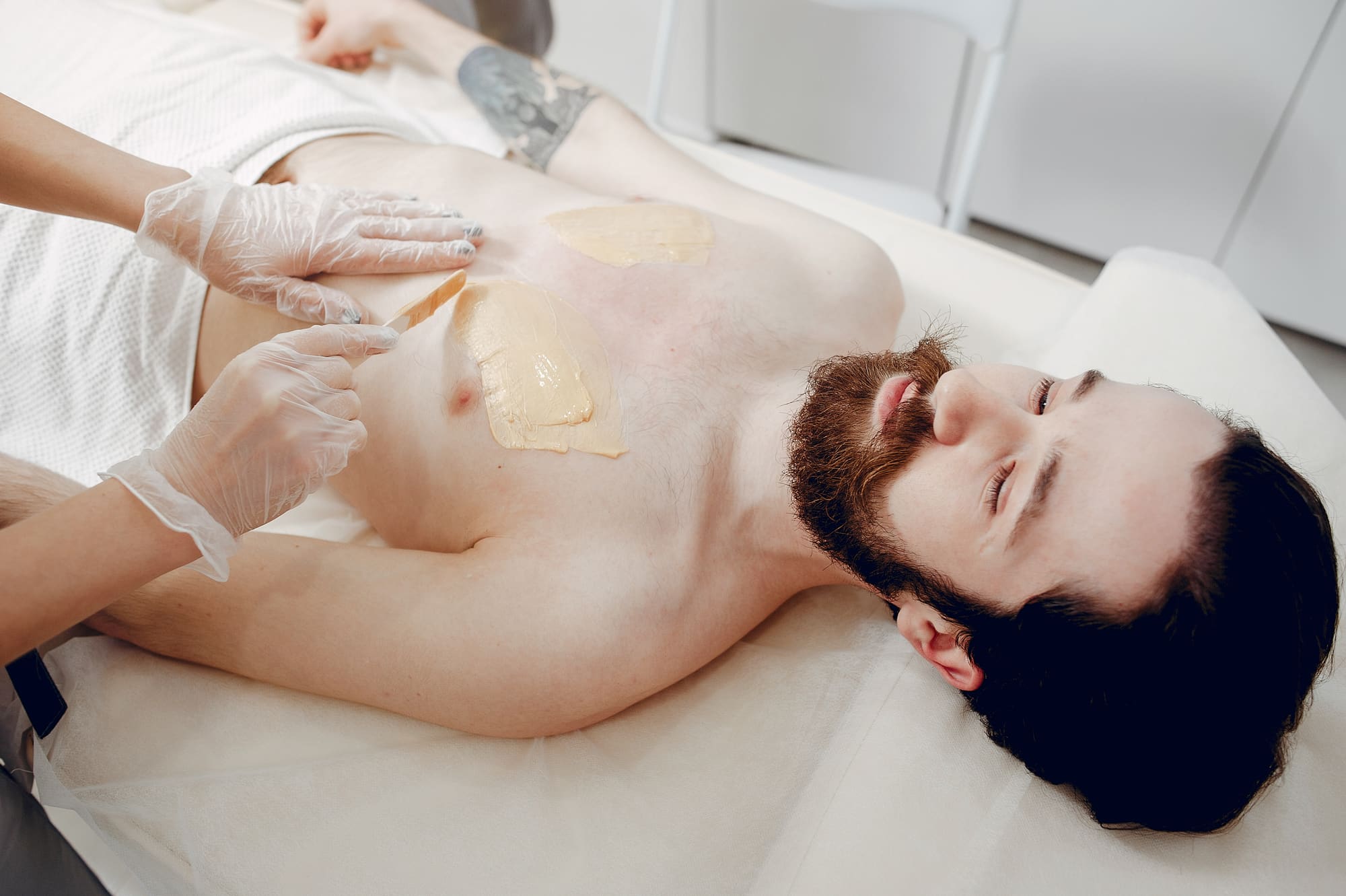 Waxing der Brust bei einem Mann, Warmwachs wird abgenommen